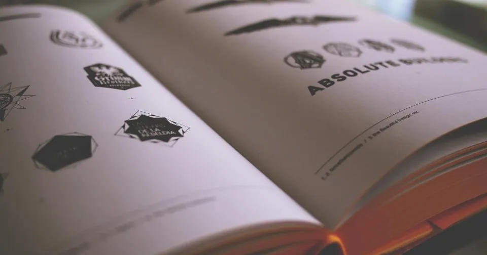 Livro aberto com vários logotipos impressos