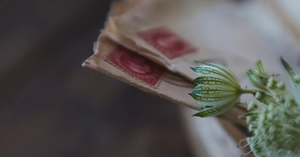 Cartas e envelopes antigos com selos sobre a mesa