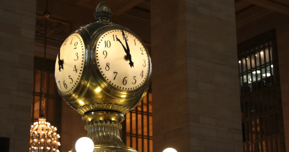 Relógio clássico dourado numa estação famosa